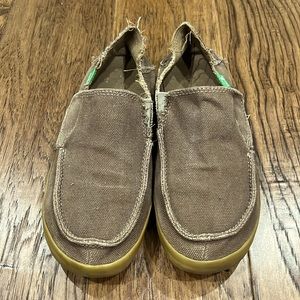 Sanuk shoes size 4